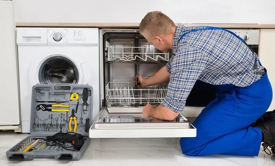 Bornova Viessmann servisi teknisyen ekibi beyaz eşya tamiri yaparken